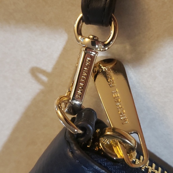 Michael Kors Jet Set Three Qiarter Zip Wallet - Picture 4 of 5